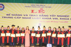 Trường Trung cấp Luật Tây Bắc bế giảng và trao bằng tốt nghiệp