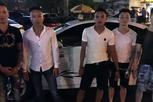 Bị 141 kiểm tra, nam thanh niên trên ô tô ném ma túy xuống đường