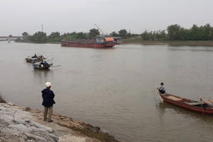 Chưa tìm thấy thi thể người vợ vụ lật thuyền chài lưới trong đêm