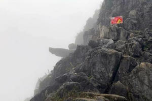 Hà Giang: Một du khách nước ngoài bị thương vì cố leo lên mỏm đá “sống ảo” chụp hình