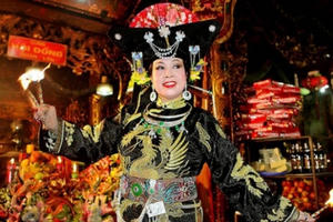 Biểu diễn chầu văn "Tứ Phủ" nhân Kỷ niệm Ngày quốc tế Pháp ngữ Biểu diễn chầu văn "Tứ Phủ" nhân Kỷ niệm Ngày quốc tế Pháp ngữ