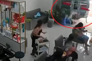 Video: Xe tải lao thẳng vào quán cắt tóc, 4 người phụ nữ may mắn thoát chết trong gang tấc