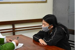 "Nữ quái" đang mang "cái chết trắng" đi bán với giá 220 triệu thì bị bắt giữ