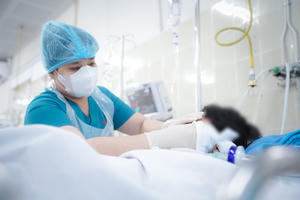 Bệnh viện Chợ Rẫy miễn toàn bộ viện phí cho bệnh nhi bị nhánh cây rơi trúng đầu