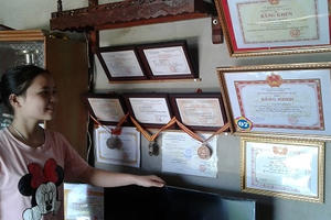 Những nữ thủ khoa nghèo khiến nhiều người nể phục