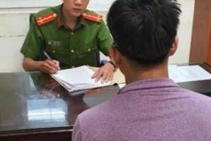 Kẻ biến thái sàm sỡ thiếu nữ ở phòng trọ khai gì tại cơ quan công an?