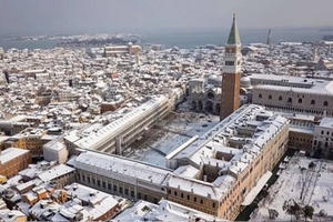 Italia: Hàng nghìn ô tô “kẹt cứng” nhiều giờ vì tuyết