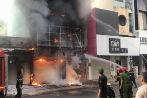 Giải cứu thai phụ hoảng loạn trong đám cháy ở TP HCM