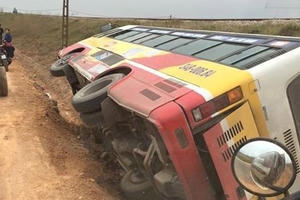 Bắc Giang: Xe buýt lật nghiêng bên vệ đường khiến hành khách phát hoảng