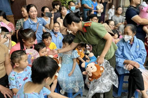 Tết Trung thu ấm áp đến với 350 bệnh nhi đang điều trị tại bệnh viện E Tết Trung thu ấm áp đến với 350 bệnh nhi đang điều trị tại bệnh viện E