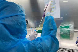 Cảm thấy mệt và sốt, hai công nhân đi khám thì dương tính với SARS-CoV-2