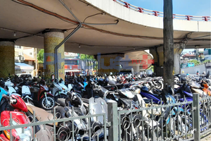 Bãi trông, giữ xe dưới gầm cầu Chương Dương tiềm ẩn nguy cơ cháy nổ