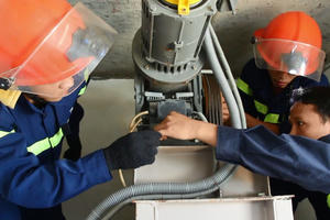 Phá cửa thang máy bị kẹt để cứu nhân viên đang hoảng sợ bên trong