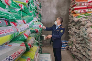 Phát hiện 4 cơ sở kinh doanh phân bón giả và kém chất lượng tại thành phố Hưng Yên