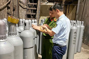 Tạm giữ hơn 3 tấn khí nghi là “khí cười” không rõ nguồn gốc tại Bắc Ninh