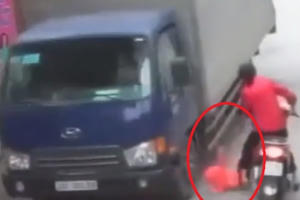 Clip: Hoảng hồn cảnh người phụ nữ chở cháu bé ngã xuống đường xuýt bị xe tải cán