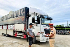 Phát hiện xe tải chở gần 30 tấn đường không rõ nguồn gốc