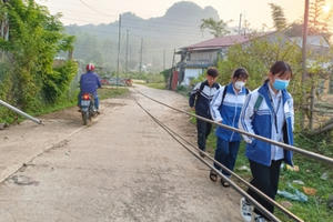 Sơn La: Đổ cột dây cáp viễn thông treo lơ lửng giữa đường như “cái bẫy”