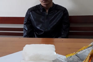 Tóm gọn đối tượng ôm 1kg ma túy đá và bọc tiền hàng trăm triệu đồng