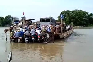 Rùng mình clip hàng chục xe máy chen chúc bám phà vượt sông