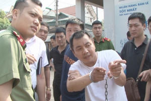 Quảng Ninh: Bắt đối tượng Trung Quốc "rình" khách đi ngân hàng để trộm cướp