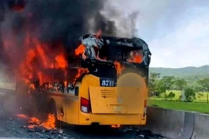 Xe khách cháy rụi trên cao tốc Mai Sơn - Quốc lộ 45