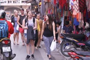 Phố len Đinh Liệt, thiên đường của các "cô gái mùa đông"