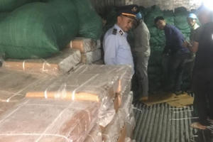 Tạm giữ 10 tấn thực phẩm đông lạnh bốc mùi đang trên đường đưa đi tiêu thụ Tạm giữ 10 tấn thực phẩm đông lạnh bốc mùi đang trên đường đưa đi tiêu thụ