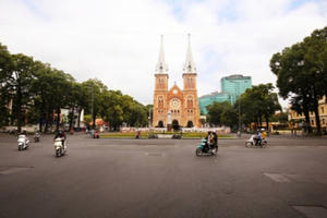 Cách ly toàn xã hội, nhiều khu chợ, đường phố lớn vắng người