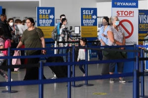 Anh miễn cách ly 14 ngày với hành khách 59 nước, trong đó có Việt Nam