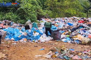 Yên Bái: Rác thải án ngữ, bốc mùi hôi thối tại khu vực đường vào khu du lịch Suối Giàng Yên Bái: Rác thải án ngữ, bốc mùi hôi thối tại khu vực đường vào khu du lịch Suối Giàng