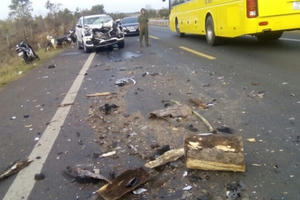 Đắk Lắk: Đâm vào máy cày, ô tô con nát bét, nhiều người bị thương