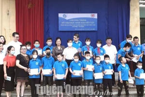 Sẻ chia nỗi bất hạnh cùng các em học sinh khuyết tật  tại Tuyên Quang