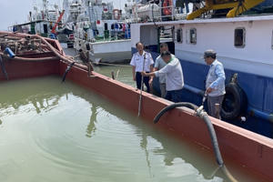 Cảnh sát biển tạm giữ tàu chở cát không rõ nguồn gốc