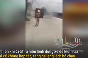 [Clip]: Xe tải gắn biển đỏ bỏ chạy, đổ đá xuống đường ngăn CSGT truy đuổi