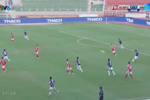 [Clip]: Tình huống bắt bóng không tốt của Bùi Tiến Dũng khiến TPHCM thua ngược