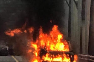 Xe Range Rover cháy trơ khung trên cầu Chương Dương