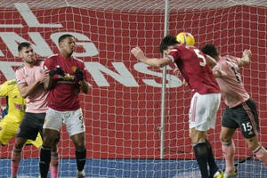 Thua đội chót bảng, M.U đánh mất ngôi đầu về tay đại kình địch