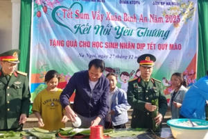 “Bánh chưng xanh - Vì người nghèo” đến với thầy trò trường THCSDTBT xã Na Ngoi