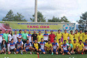 Thừa Thiên Huế: Giao lưu bóng đá và tặng quà cho các em học sinh nghèo A Lưới