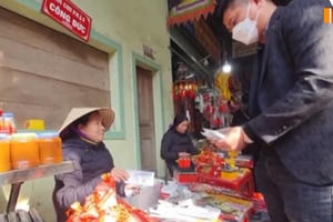 Mở loa lớn hát xin tiền, ngang nhiên đổi tiền lẻ ở đền Chợ Củi