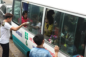 Nở rộ kinh doanh theo kiểu ngồi “máy bay” uống cà phê, lên ô tô ăn bún chả