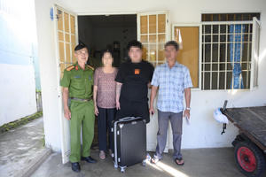 Bàn giao công dân được người thân lập bàn thờ sau 3 năm mất tích ở Campuchia