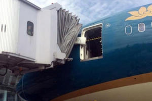 Máy bay Boeing 787 bị xô lệch cửa vì va chạm tại Nội Bài Máy bay Boeing 787 bị xô lệch cửa vì va chạm tại Nội Bài