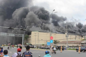 [Clip]: Khói lửa bao trùm tòa nhà 5 tầng của công ty may ở khu công nghiệp Trà Nóc