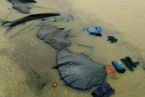 Quảng Ninh: Sà lan chở hơn 1.000 tấn than bị chìm trên sông, 8 thuyền viên may mắn thoát chết