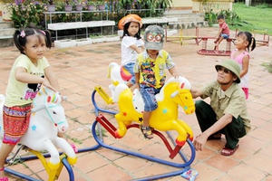 Xung quanh vụ sinh con thứ 3 không được đến trường: Trẻ em không có lỗi!