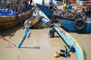 Mưa lớn kèm theo lũ quét ở Bình Thuận nhấn chìm gần 100 tàu thuyền Mưa lớn kèm theo lũ quét ở Bình Thuận nhấn chìm gần 100 tàu thuyền