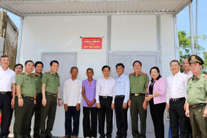 Bộ Công an tặng 1.200 căn nhà cho hộ nghèo ở Sóc Trăng