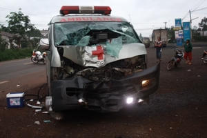 Đắk Lắk: Xe cấp cứu đấu đầu xe máy, 2 người thương vong Đắk Lắk: Xe cấp cứu đấu đầu xe máy, 2 người thương vong